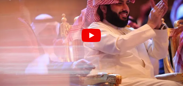 شاهد بالفيديو .. ردة فعل مسؤول سعودي رفيع على دموع زوجة الفنان أبو بكر سالم في حفل تكريمه