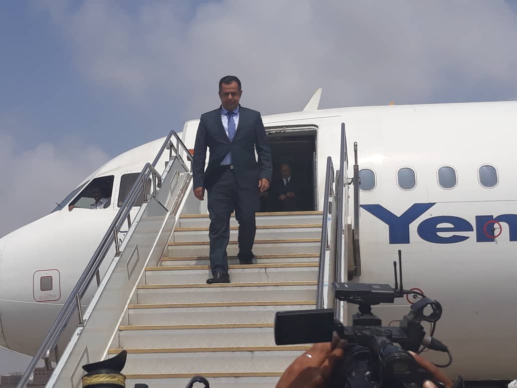 عـــــاجل : وصول رئيس الوزراء إلى هذه المدينة اليمنية للإقامة فيها ,,الاسم‘‘