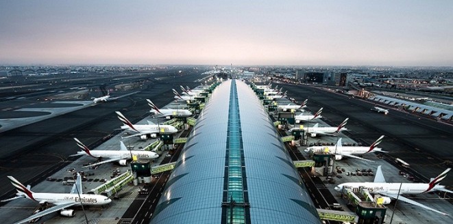 شاهد.. : احتفال مطار دبي الدولي باستقبال الزائر رقم (1,000,000,000).. من هو وماهي جنسيته؟ (صورة)