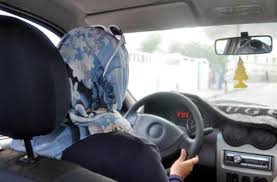 شاهد فاجعة مرعبة بجامعة صنعاء.. طالبة تقود السيارة لأول مرة وتدهس زميلاتها (فيديو)