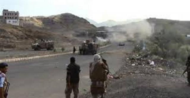 مدفعية الجيش تقصف مواقع لمسلحي الحوثي في جبهة مقبنة