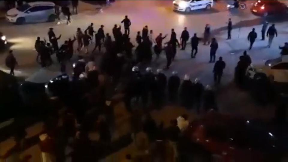 شاهد.. اشتباكات عنيفة بالسكاكين والخناجر بين أتراك وعرب وسط مدينة اسطنبول..! (فيديو)