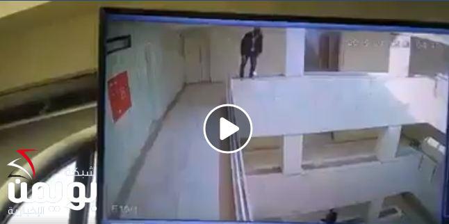 فيديو جديد وعالي الدقة يشعل صفحات التواصل.. لحظة انتحار شاب يمني بالقفز من قمة برج وسط العاصمة صنعاء (شاهد)