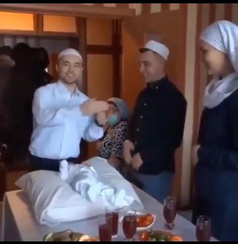 شاهد بالفيديو ..معجزة إلهية تقشعر لها الابدان مع طفل رضيع مسلم في أوكرانيا