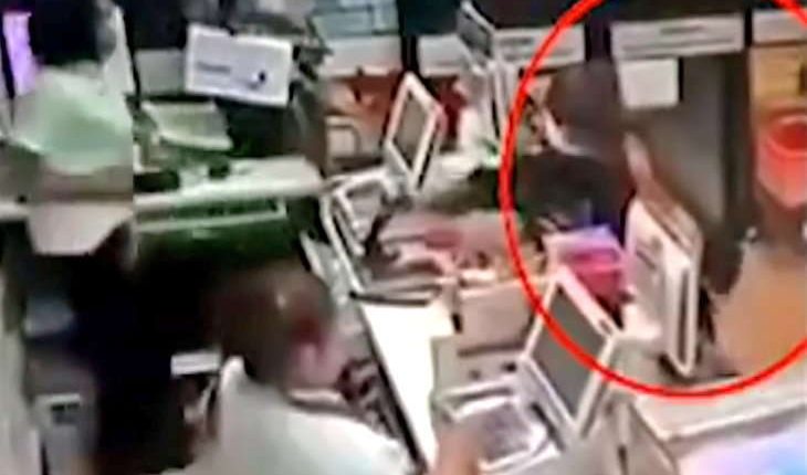 فيديو.. امرأة تستخدم زميلتها في العمل كدرع بشري ضد هجوم مسلح.. لن تصدق ما الذي حدث!