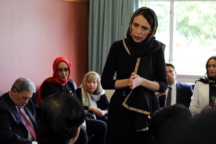 شاهد بالفيديو : رئيسة وزراء نيوزيلندا تفاجيء العالم وترتدي الحجاب احتراما لضحايا المسجدين