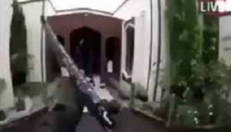 بالفيديو: “مرحبًا أخي”.. أولى الكلمات التي سمعها الإرهابي قبل تنفيذ مجزرة المسجد بنيوزيلندا!!.. فكيف رد؟