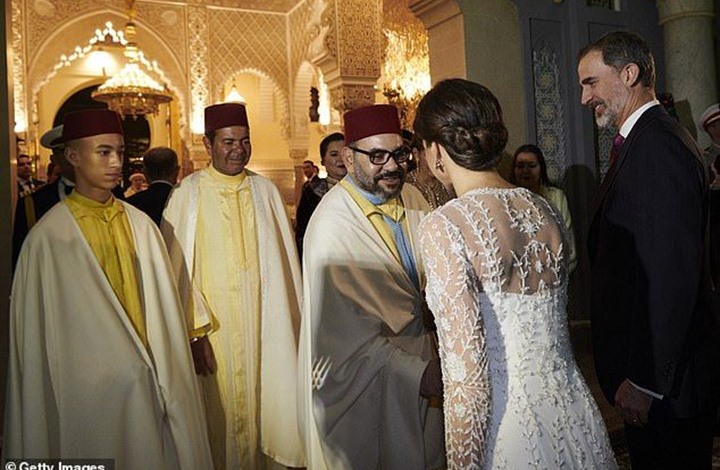 العاهل المغربي الملك محمد السادس يفاجئ ملكة إسبانيا.. شاهد كيف تصرف معها عندما شعرت بالبرد؟ (فيديو)
