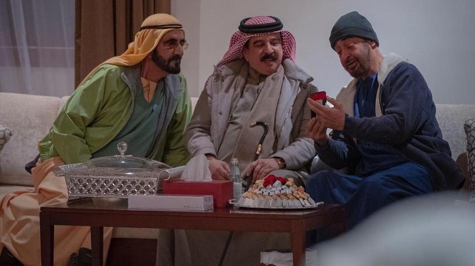 ملك البحرين وولي عهد أبوظبي وحاكم دبي في جلسة عفوية.. شاهد ماذا يفعلون؟ (صور)