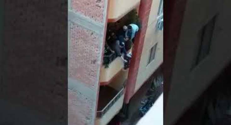 شاهد الفيديو: عريس مصري يلقي بعروسته من شرفة المنزل