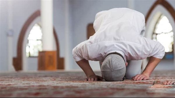 حكم قراءة القرآن من الهاتف المحمول في الصلاة .. الإفتاء تجيب