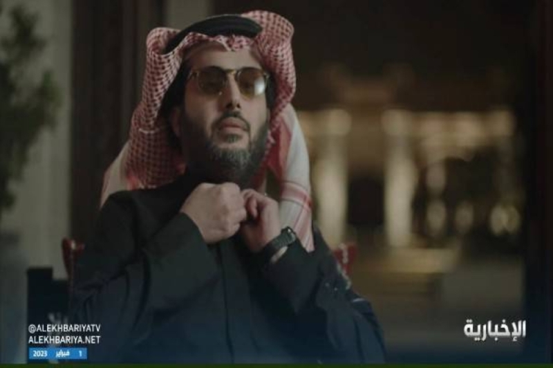 تركي آل الشيخ تأخذه العبرة والدموع تغرق عينيه وهو يتحدث عن لحظات وفاة السعودي طلال مداح (فيديو)