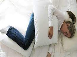 لماذا تفضل المرأة وضع وسادة بين فخذيها أثناء النوم؟ .. ستدهشك الإجابة !