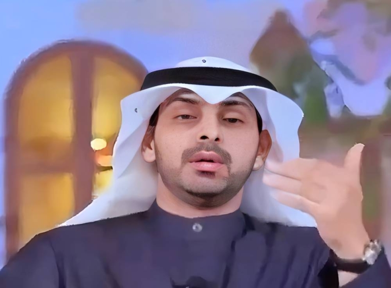 شاهد.. تجمع الذباب على رأس مذيع بتلفزيون الكويت يثير الجدل!