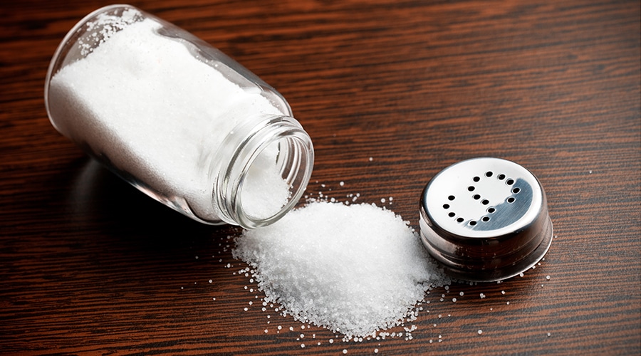 ماذا يحدث لجسمك إذا قللت من تناول الملح بمقدار 1 غرام يوميا؟.. دراسة تكشف مفاجأة !