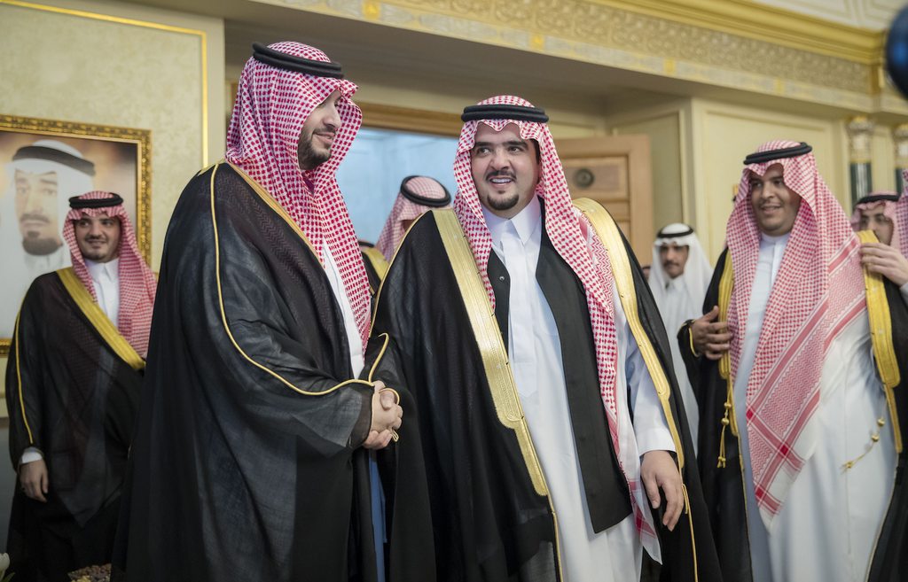 الأمير السعودي عبد العزيز بن فهد في مأدبة سحور بمنزل أخيه.. شاهد كيف فقد النصف من وزنه
