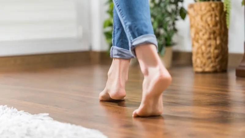 احترس.. 4 أعراض خطيرة تكشفها قدميك أثناء المشي في المنزل!