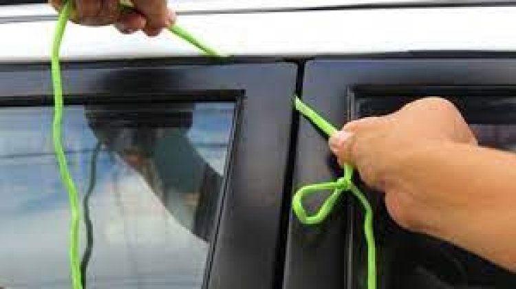 طريقة جهنمية وسهلة لفتح باب السيارة إذا نسيت المفتاح بداخلها ستغنيك عـن كسر الزجاج ! (شاهد)