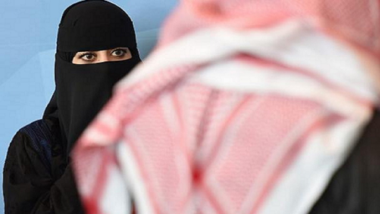 زوجة سعودية توصف لزوجها فتاة من أحد أقاربها.. وبعد فترة حدثت المفاجأة!