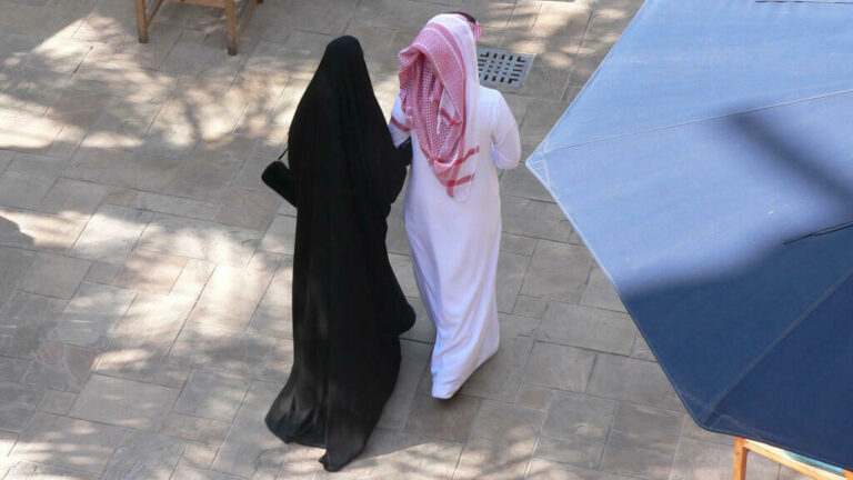 قصة امرأة سعودية تزوجت مسيار 4 رجال في وقت واحد.. وهكذا اكتشف الزوج الرابع الخدعة!