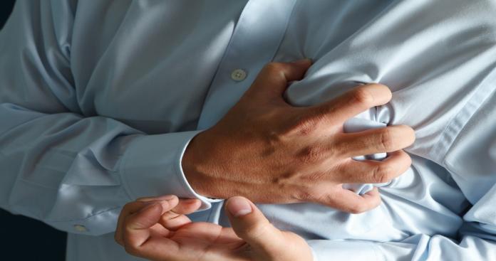 استشاري سعودي يكشف عن 5 أعراض تشير للإصابة بجلطة القلب.. تعرف عليها