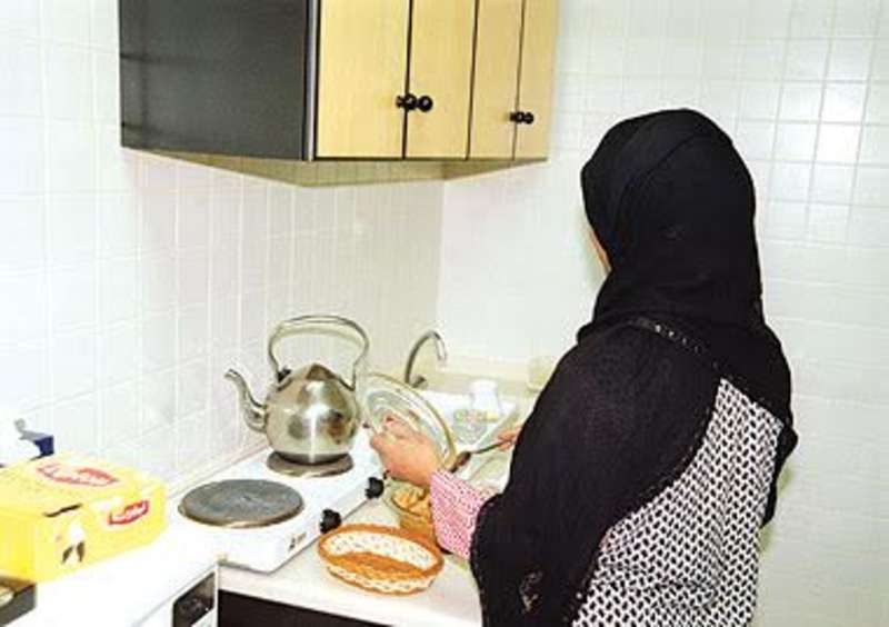 سعودية وضعت كاميرا مراقبة في المطبخ..فأكتشفت مفاجأة صادمة تفعلها الخدامة كل يوم في العصير!