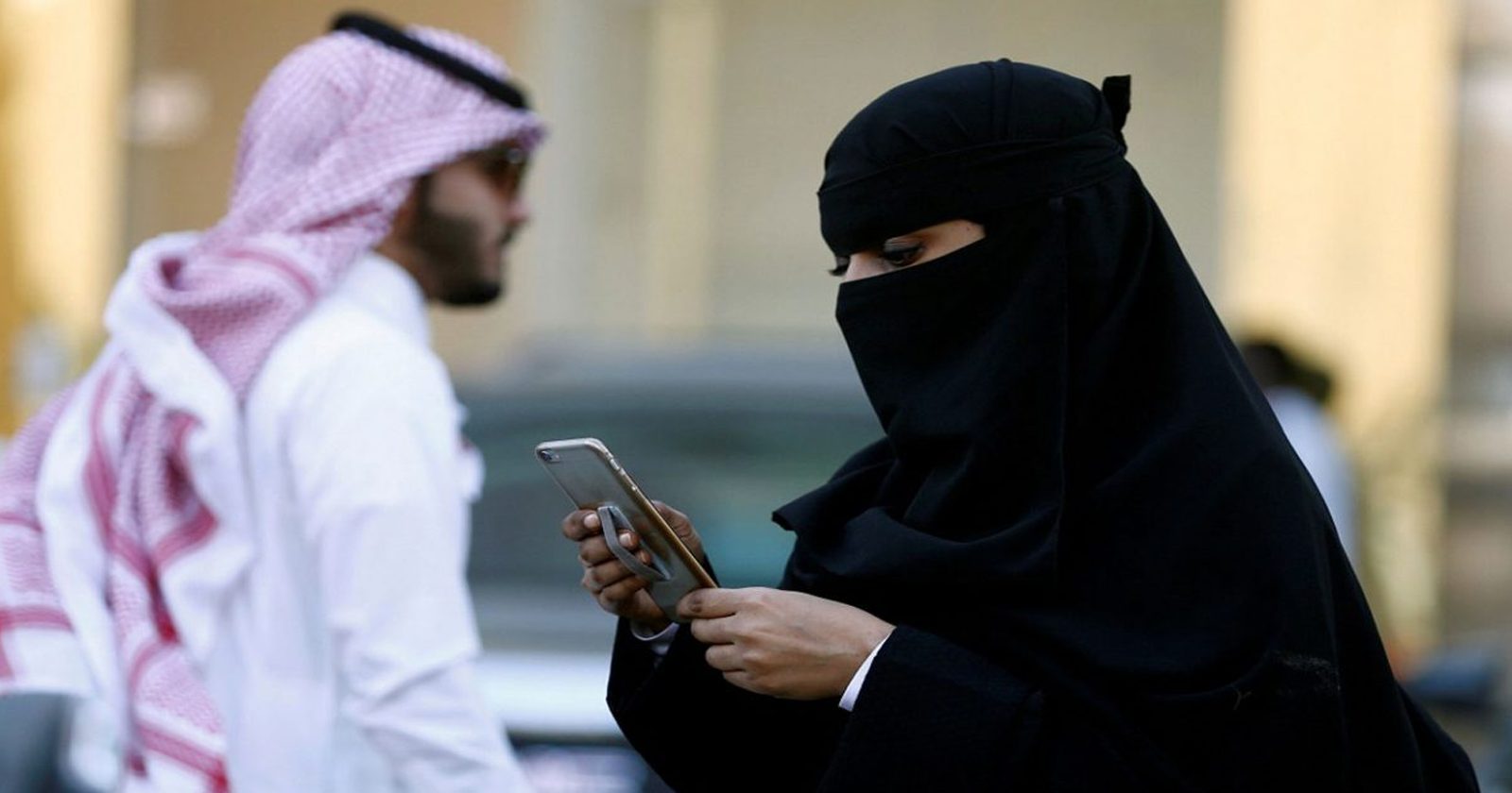 سعودية دعاها زوجها للمطعم ليخبرها بزواجه الثاني.. شاهد ما فعلته به وأثار سخرية المغردين!