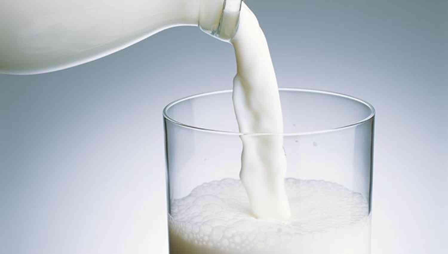 سم قاتل.. احذر شرب الحليب بهذه الطريقة يعرض حياتك للخطر