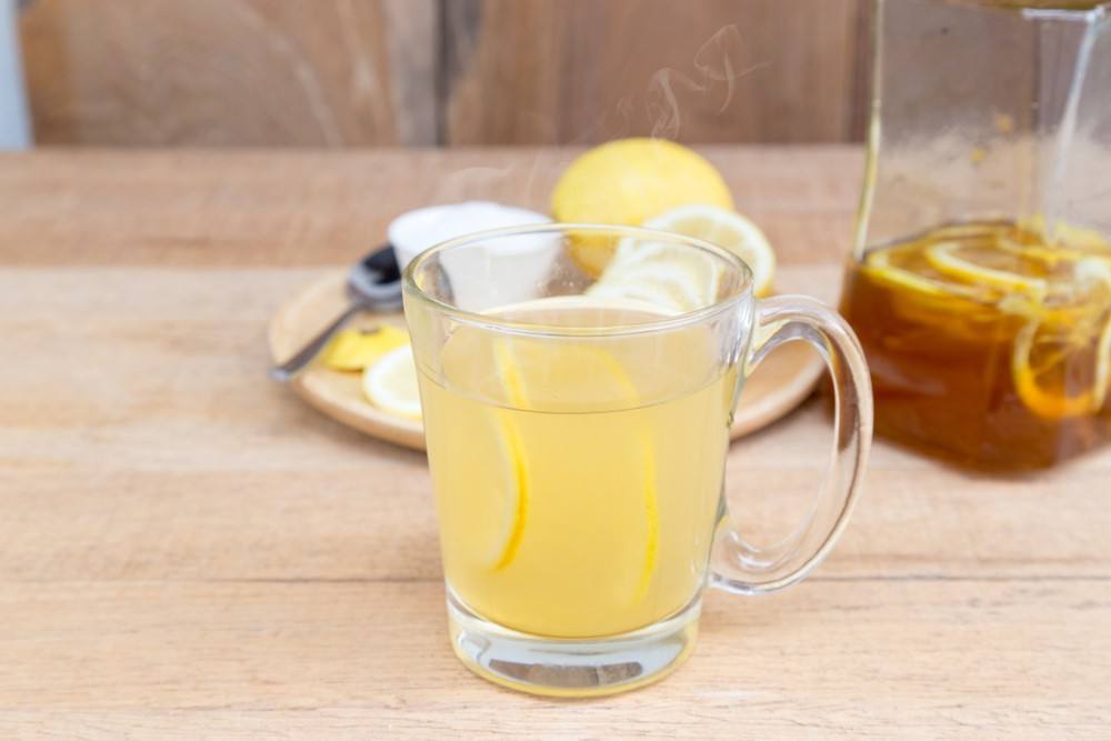 خطأ فادح يرتكبه الكثيرون .. لا تخلط الليمون بهذا المشروبات الساخنة وخاصة الشاي والمرق ؟