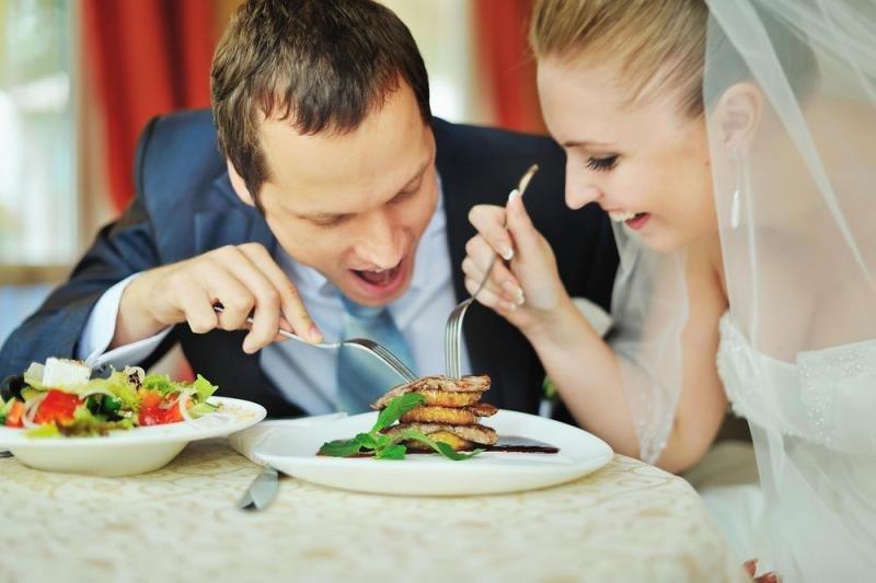 هذا ما يحدث للعروسين إذا تناولوا وجبة دسمة في يوم زفافهما؟
