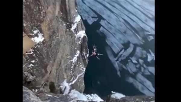 شاهد.. ماذا حدث لنرويجي قفز من ارتفاع 40.5 متر في المياه المتجمدة؟