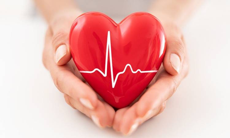  طبيب يكشف عن العلامات التي تدل على وجود مشكلة في القلب.. ويوضح سبب النغزات المفاجئة