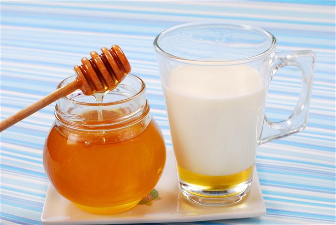 ماذا سيحدث لجسمك إذا شربت الحليب بالعسل على الريق!