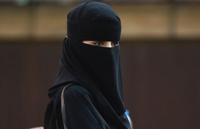 بعد يوم من وفاة زوجها.."امرأة سعودية"تصاب بصدمة نفسية بسبب ما وجدته في مكتبه بالصدفة!