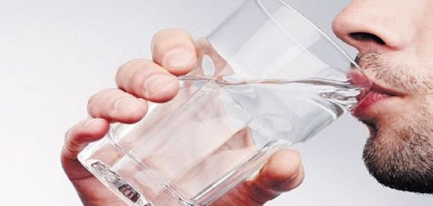 ماذا يحدث لجسمك عند شرب 4 لترات من الماء يوميا ولمدة شهر؟ .. مفاجأة لن تتوقوها !!