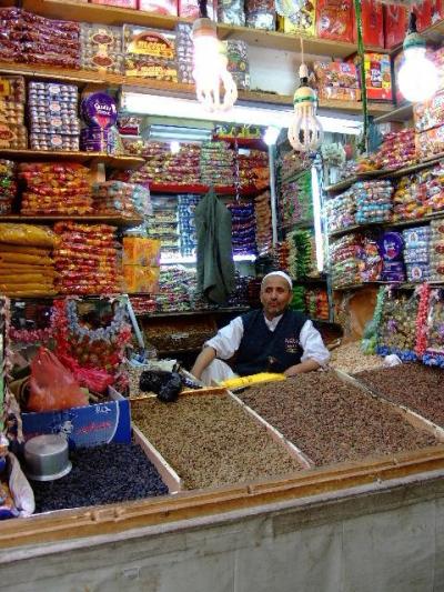 محل مكسرات في سوق شعبي يمني