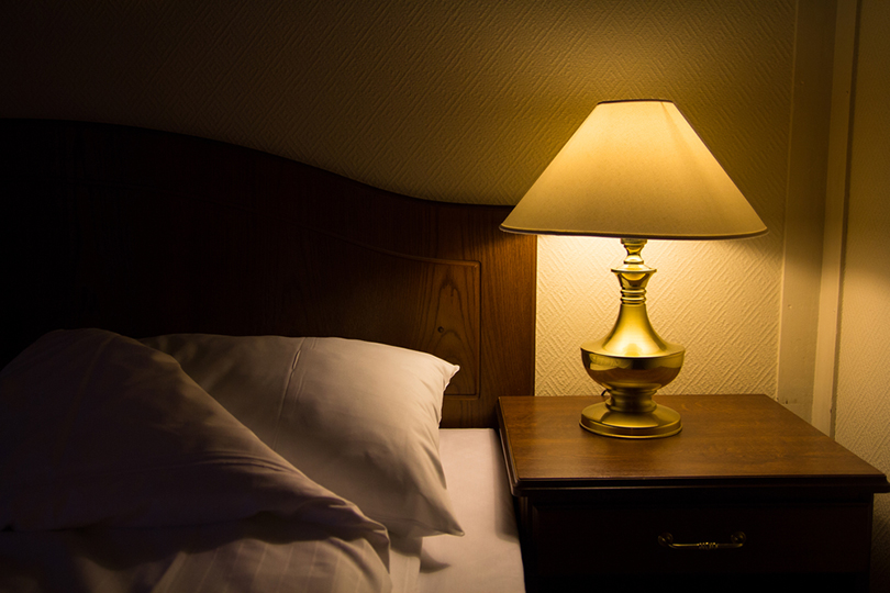 دراسة تحذر.. ترك ضوء في الغرفة أثناء النوم يزيد احتمالية الموت