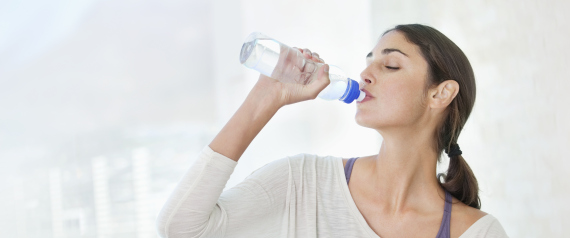 استشاري يكشف كمية الماء المناسبة للشرب..ويعلق: هؤلاء أكثر عرضة للإصابة بالفشل الكلوي’’