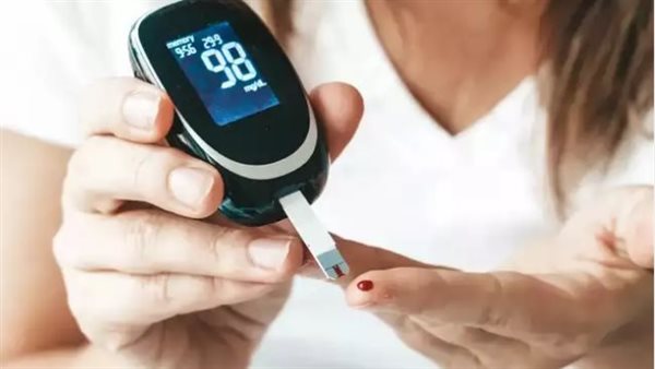 طبيب سعودي يحذر مرضى السكر ..إذا حدثت لك هذه الأعراض افطر حتى لو بقي للأذان 5 دقائق!
