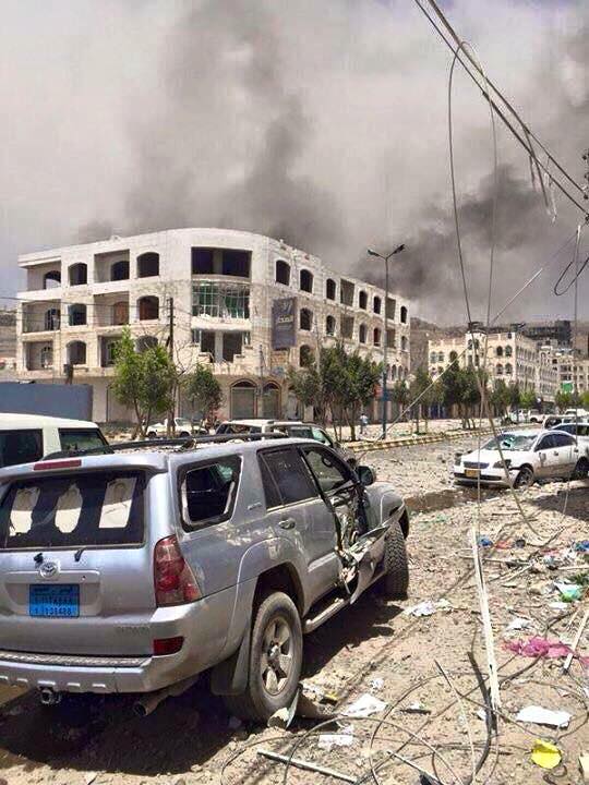 أولى صور الدمار في منازل وشوارع صنعاء جراء الشظايا المتناثرة من انفجار