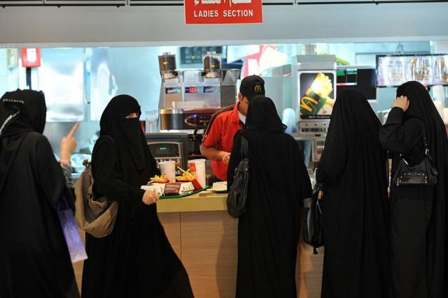 كاتب سعودي: فتح المطاعم في نهار رمضان أصبح أمرا ضروريا.. لأجل هذه الفئات الثلاث من الناس؟