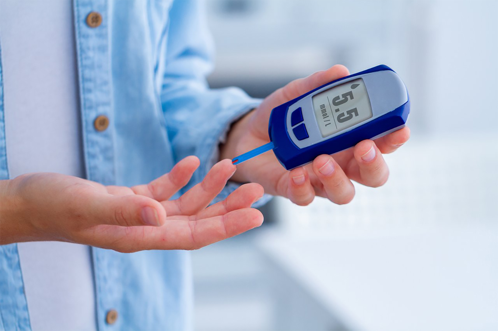 Диабет тест можно. Высокий сахар крови глюкометр. Сахарный диабет глюкометр. Измерение уровня Глюкозы. Измерение сахара в крови глюкометром.