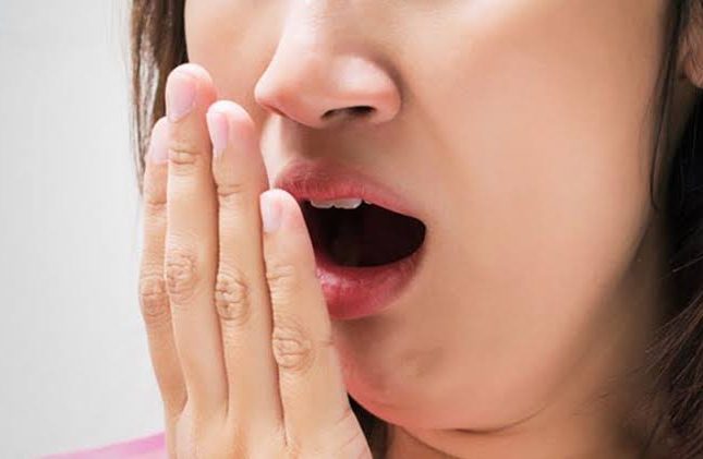 يسبب مشكلة في الفم .. طرق علاج الطعم المعدني