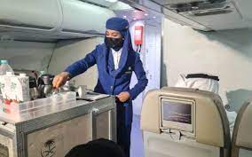 ما الذي تفعله المضيفات عندما ينام المسافرون..مضيفة طيران سعودية تكشف 10 أشياء عن الطائرات