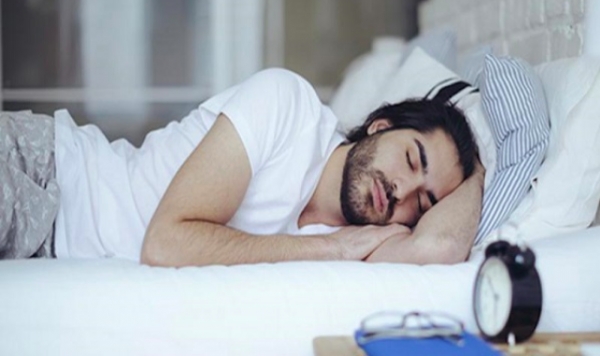 النوم بهذه الوضعية يحافظ على صحة الدماغ.. داوموا عليها