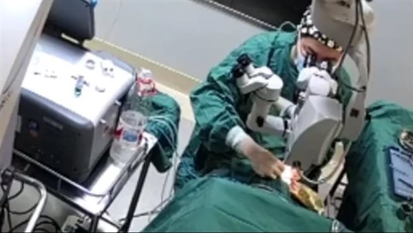 فيديو مُسرب كشفه.. طبيب يضرب مريضة ثمانينية أثناء جراحة خطيرة في عينها