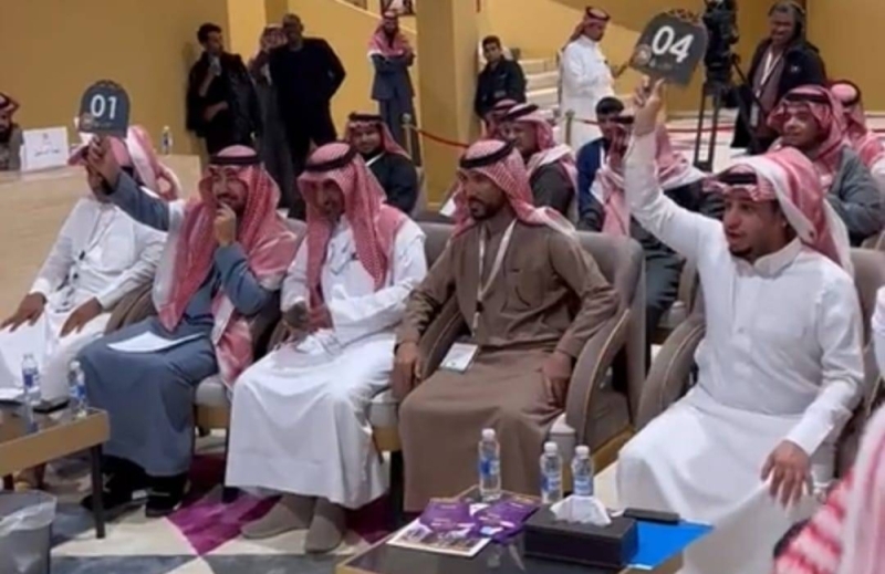 فيديو يوثق حالة تحدي بين رجل الأعمال السعودي "الراجحي" والممثل فيصل العيسى خلال مزاد علني