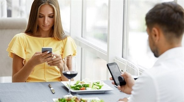 احذر استخدام الهاتف أثناء تناول الطعام.. هذا ما يحدث لجسمك!