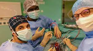 السعودية: فريق طبي ينجح في إزالة ورم كيسي نادر لسيدة عجوز يصل وزنه الى 6 كيلو