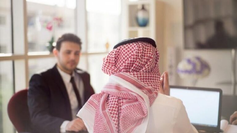 ما حقيقة تقليص أيام العمل وزيادة الإجازات في السعودية ؟